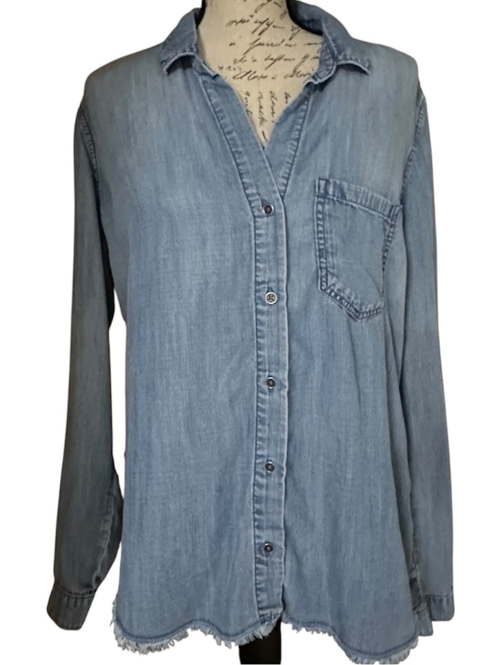 Cloth & Stone Size L Blue Chambray High Low Button Down Shirt EUC